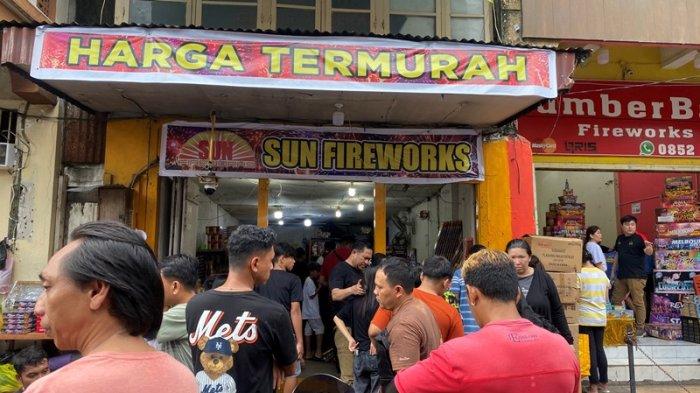Warga berburu kembang api di toko seputaran Kawasan 45 Manado Sulawesi Utara.