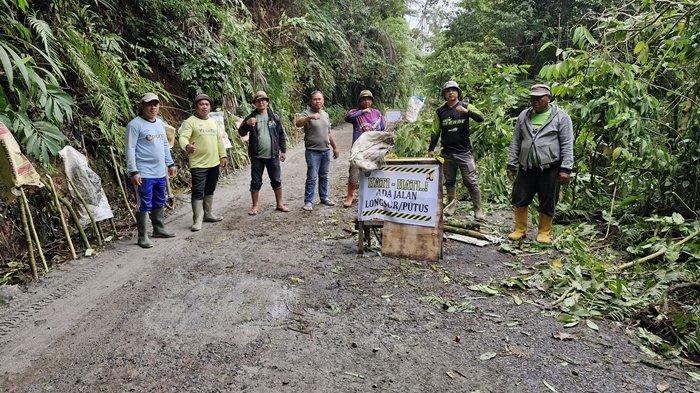 KERJA BAKTI - Warga inisiatif lakukan gotong royong perbaiki jalan akses Sinsingon - Kotamobagu yang mengalami longsor, Senin (10/3/2025).