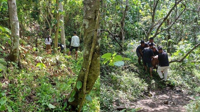 Warga saat mengevakuasi korban kecelakaan di Lembeh Bitung Sulawesi Utara, Selasa (28/11/2023)