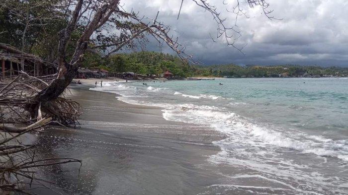 Warga yang datang ke pantai Lumintang, Kecamatan Posumaen, Kabupaten Minahasa Tenggara, Sulawesi Utara