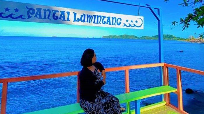 Warga yang datang ke pantai Lumintang, Kecamatan Posumaen, Kabupaten Minahasa Tenggara (Mitra), Sulawesi Utara