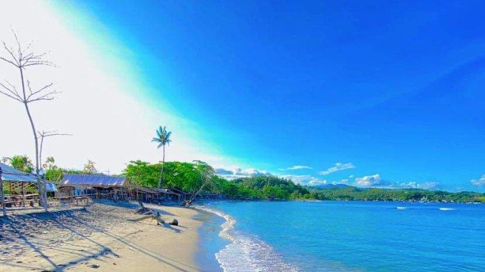 Warga yang datang ke pantai Lumintang, Kecamatan Posumaen, Kabupaten Minahasa Tenggara, Sulawesi Utara