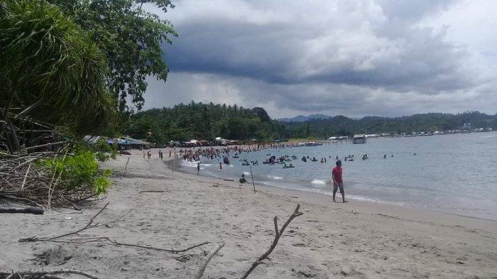 Pantai Lumintang di Desa Bentenan Satu, Kecamatan Posumaen, Kabupaten Minahasa Tenggara, Sulawesi Utara.