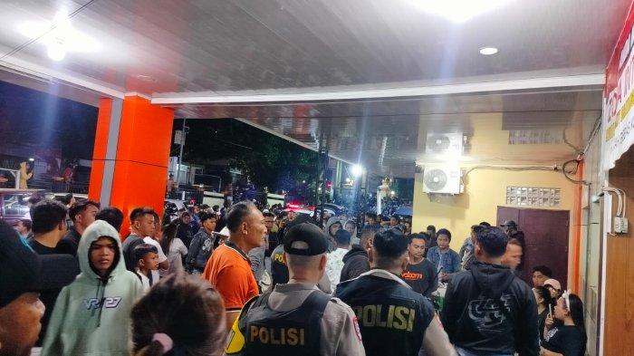 Warga yang datang melihat jenazah <a href='https://manado.tribunnews.com/tag/bemo' title='Bemo'>Bemo</a> di RS Bhayangkara <a href='https://manado.tribunnews.com/tag/manado' title='Manado'>Manado</a>, Senin 18 Desember 2023.