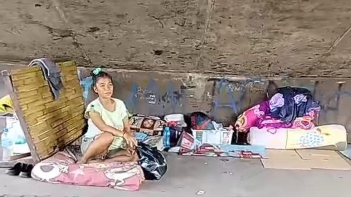 Warga yang tinggal di kolong jembatan Soekarno Manado.