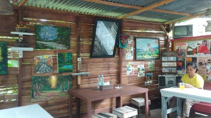 Warung Makan Kantin Fisabilillah di Kotamobagu Sulawesi Utara yang mengusung tema klasik tahun 1990-an.