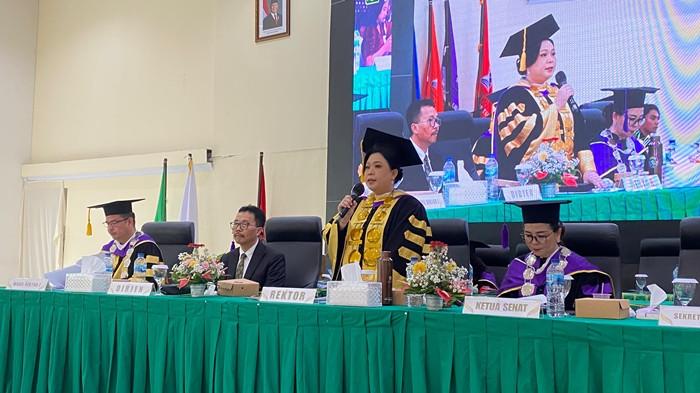 WISUDA - Potret Acara Wisuda IAKN Manado 2025 yang berlangsung di Aula IAKN, Kota Manado, Sulawesi Utara (Kamis 31/7/2025). Sebanyak 261 Wisudawan dan Wisudawati menyandang gelar akademik.