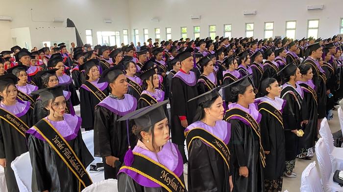 WISUDA - Potret Acara Wisuda IAKN Manado 2025 yang berlangsung di Aula IAKN, Kota Manado, Sulawesi Utara (Kamis 31/7/2025). Sebanyak 261 Wisudawan dan Wisudawati menyandang gelar akademik.