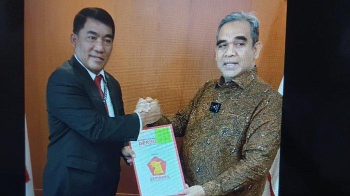 Yulius Komaling terima SK sebagai Ketua Gerindra Sulawesi Utara dari  Sekretaris Jendral (Sekjen) Ahmad Muzani.