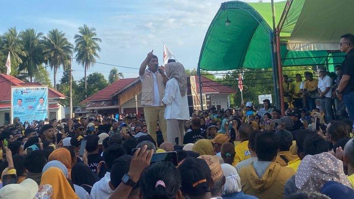 Masing-masing pendukung Pasangan Calon Bupati dan Calon Wakil Bupati nomor urut 1 dan 2 mendeklarasikan diri mendukung Yulius Selvanus Komaling (YSK) sebagai Gubernur Sulawesi Utara. (Foto: Rhendi Umar)