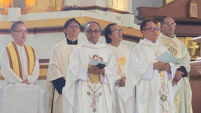 Para pastor yang hadir dalam misa syukur ziarah penutupan Bulan Maria di Gereja Kerahiman Ilahi Paroki Roh Kudus Tomohon, Sabtu (31/5/2025).