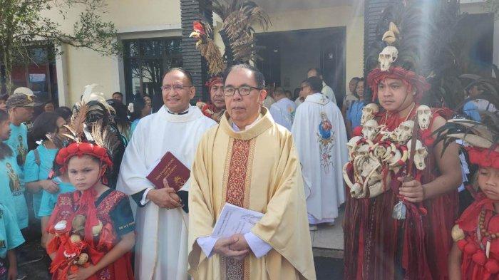 Sekretaris Keuskupan Manado Pastor Laurentius Paulus Pitoy MSC menjadi selebran utama misa ziarah penutupan Bulan Maria umat Kevikepan Tomohon di Gereja Kerahiman Ilahi Paroki Roh Kudus Tomohon, Sabtu (31/5/2025).