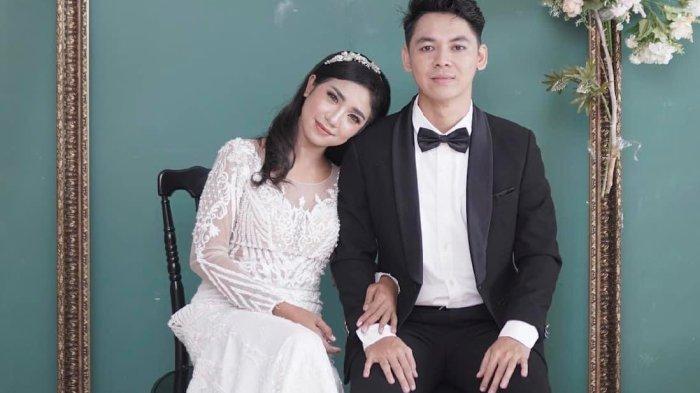 Almarhumah Delisbet Sarinda (28) bersama calon suaminya. Delisbet meninggal dalam kecelakaan di Jalan Tol Manado Bitung.