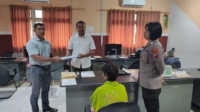 WNA asal Filipina yang diduga diselundupkan diserahkan Polsek Mapanget ke Kantor Imigrasi Manado, Sulawesi Utara, Rabu (7/8/2024).