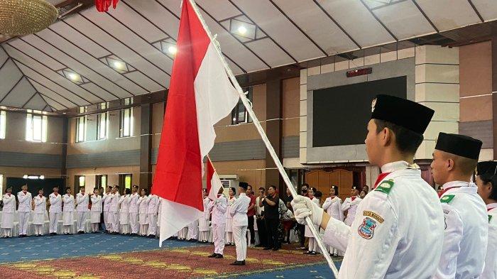 Andrei Angouw mengukuhkan Paskibraka Kota Manado Tahun 2023 di aula serbaguna Kantor Wali Kota Manado, Sulawesi Utara, Senin (14/8/2023).