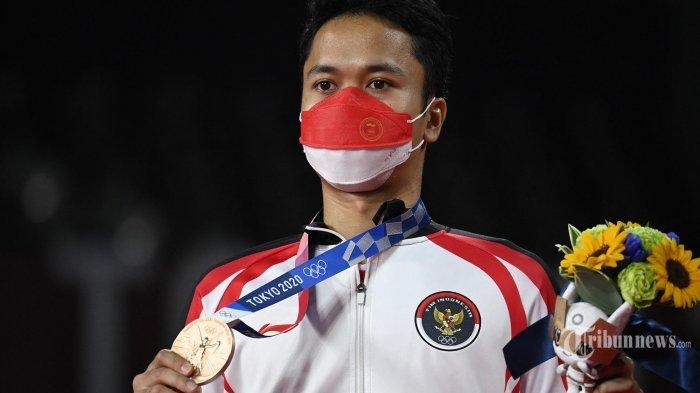Anthony Sinisuka Ginting dari Indonesia berpose dengan medali perunggu bulu tangkis tunggal putra pada upacara selama Olimpiade Tokyo 2020 di Musashino Forest Sports Plaza di Tokyo, Senin (2 Agustus 2021).