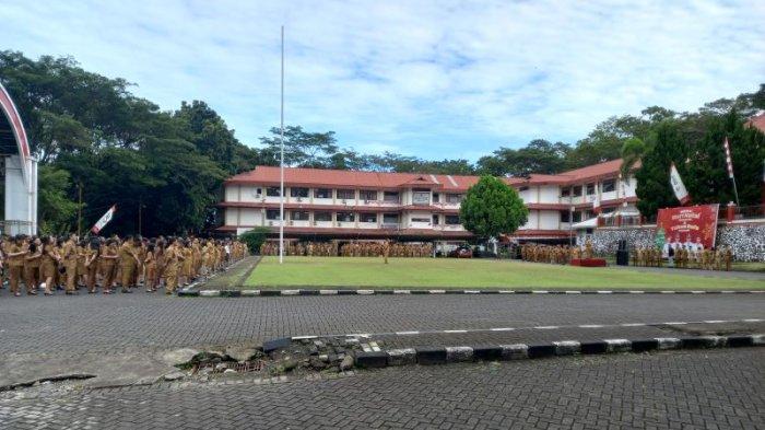 Apel perdana ASN di lapangan upacara Kantor Bupati Minut, Senin (6/1/2025).