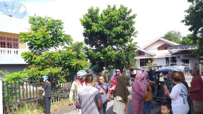 PENEMUAN BAYI - Warga berkerumun di lokasi penemuan bayi di Lorong Rawamangun, Kelurahan Mogolaing, Kecamatan Kotamobagu Barat, Kota Kotamobagu, Sulawesi Utara, Rabu (19/2/2025). Saat ditemukan, bayi tersebut dalam keadaan sudah tidak bernyawa.