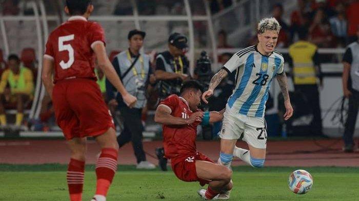 Ketika Asnawi Mangkualam Redam Pergerakan Bintang Man United Garnacho, Indonesia Kalah 0-2 Argentina. Potret Bintang Man United Alejandro Garnacho ditackle Kapten Indonesia, Asnawi Mangkualam.