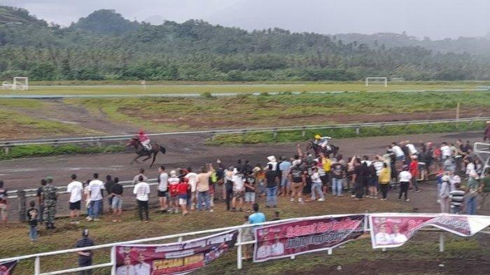 PACUAN KUDA - Kejuaraan Pacuan Kuda Piala Wali Kota Manado di Gelanggang Pacuan Kuda Balitka Manado, Sulawesi Utara, Sabtu (24/5/2025). Lomba ini bakal diadakan kembali saat HUT Kota Manado tahun ini.