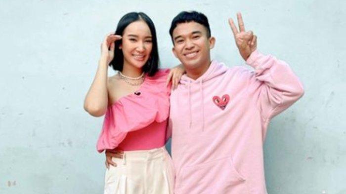 Bella Aprilia Sant Kompak Bareng Anwar BAB, kenakan busana pink saat rayakan Valentine