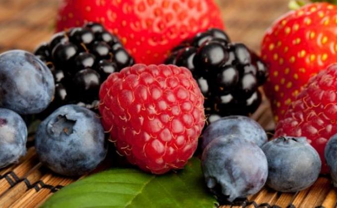 Kelompok buah berries mengandung anthocyanin, zat yang merupakan pigmen pemberi warna merah, ungu, dan biru, dan mengandung antioksidan yang tinggi.