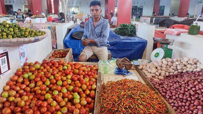 Burhan salah satu pedangan di Pasar Bersehati Manado.