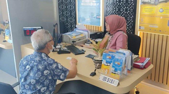 Kantor Cabang (Kanca) BRI Manado Boulevard Sulawesi Utara dengan semangat kebanggaan akan budaya Indonesia, melakukan pelayanan kepada nasabah mereka dengan busana batik yang khas