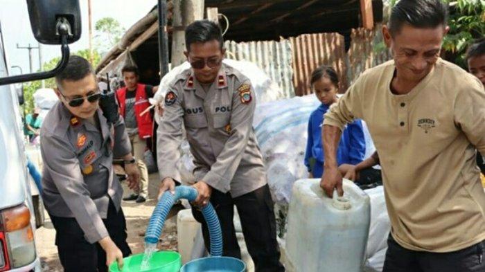 Warga Sulawesi Utara merasa senang mendapat bantuan air bersih yang disalurkan Polda Sulawesi Utara dan polres/ta jajaran, Rabu (4/10/2023).