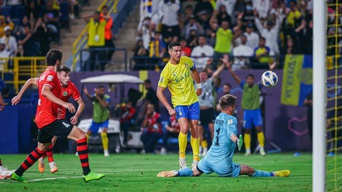 Cristiano Ronaldo cetak gol perdana di Liga Champions Asia musim 2023-2024. Mengaku bahagia bawa Al Nassr menang 10 laga beruntun.