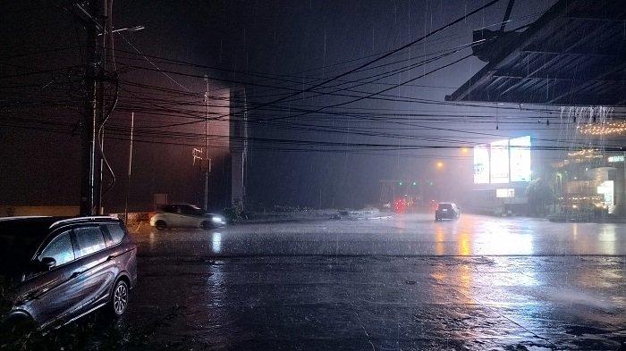 Cuaca buruk yang melanda kota Manado, Minggu 9 April 2023.
