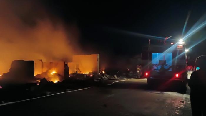 PASAR LOLAK TERBAKAR: Tim damkar saat melakukan pemadaman di lokasi kebakaran Pasar Lolak, Bolmong, Sulawesi Utara, Minggu (27/07/2025) dini hari.