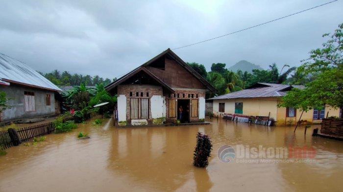 Warga Tamiang Hulu masih kekurangan air bersih, air banjir jadi alternatif mencuci alat makan