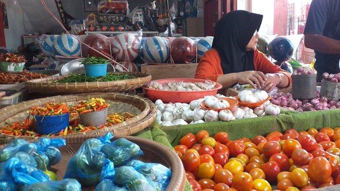 HARGA - Harga Bumbu Dapur di Pasar 23 Maret Mengalami Kenaikan. Memasuki awal Juli, harga sejumlah bumbu dapur di Pasar 23 Maret, Kota Kotamobagu, Sulawesi Utara (Sulut)