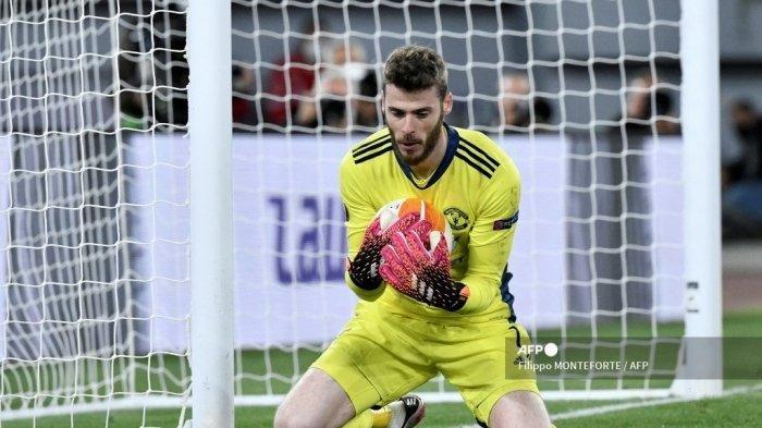 EkspresiDavid De Gea saat menghentikan bola selama pertandingan sepak bola leg kedua semifinal Liga Eropa UEFA antara AS Roma dan Manchester United di Stadion Olimpiade di Roma, pada 6 Mei 2021.