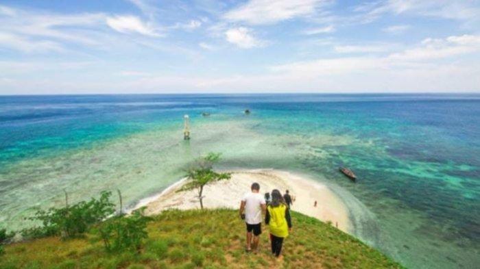 Keindahan pulau tak berpenghuni disekitar desa Tumbak