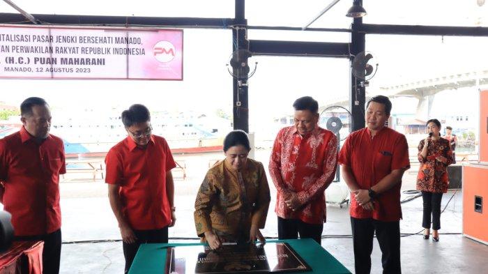 Ketua DPR RI, Puan Maharani, meresmikan revitalisasi Pasar Jengki Bersehati, Kota Manado, Sulawesi Utara, Sabtu (12/8/2023).
