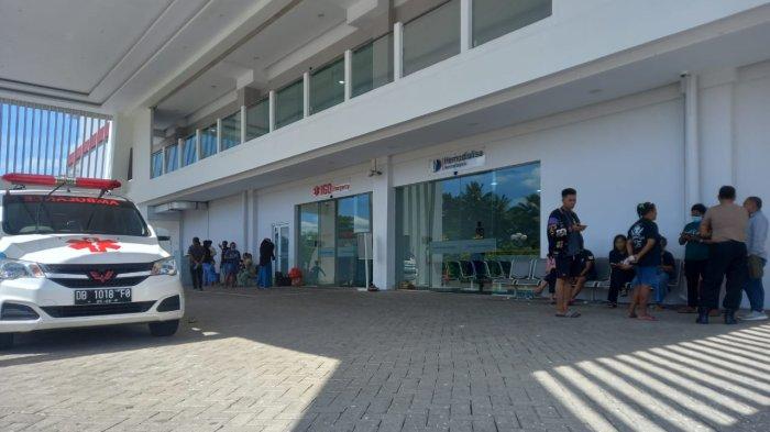 Enam korban kecelakaan di Jalan Raya Manado-Bitung, Desa Maumbi, Kecamatan Kalawat, Minahasa Utara, Sulawesi Utara, dibawa ke RS Sentra Medika Minut, Minggu (15/10/2023).
