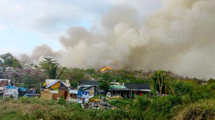 Kebakaran di TPA Sumompo, Kota Manado, Sulawesi Utara, Minggu (1/10/2023). (Tribunmanado.co.id/Nielton Durado)
