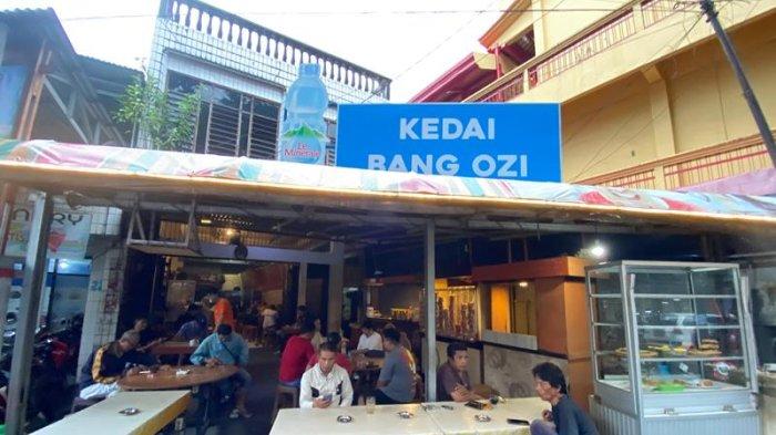 Kedai Bang Ozi, di Jalan Dr Sutomo, Pinaesaan, Kecamatan Wenang, Manado