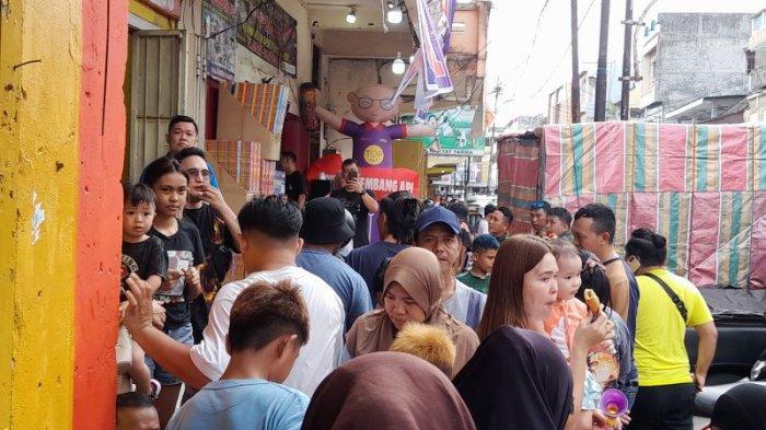 Warga menyerbu toko kembang api di Jalan Panjaitan, Wenang, Manado, Sulawesi Utara, Selasa (31/12/2024).