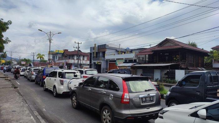 Macet di Keluruhan Bitung, Kecamatan Amurang, Minsel, Sulawesi Utara, Minggu (9/7/2023).