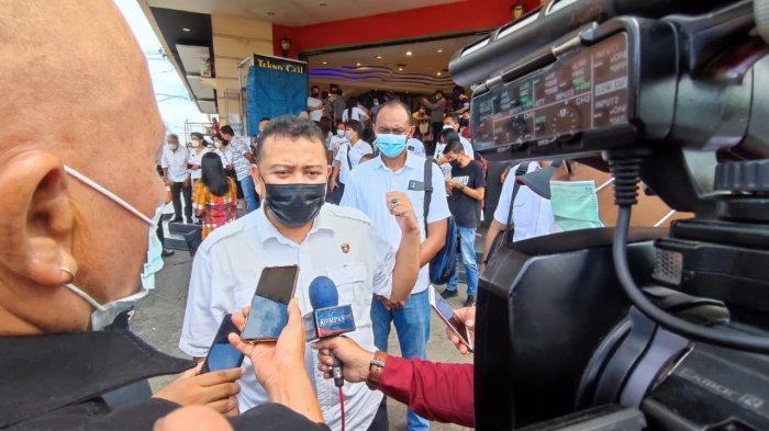 Direktur Reserse Kriminal Khusus Kombes Pol Nasriadi usai melakukan sidak di Fresh Mart Bahu Mall
