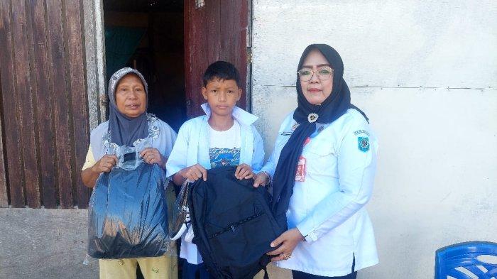 Dinas Pendidikan Bolmong memberikan seragam ke Fathan Bonde, anak piatu yang ingin melanjutkan sekolah, Rabu (12/6/2024).