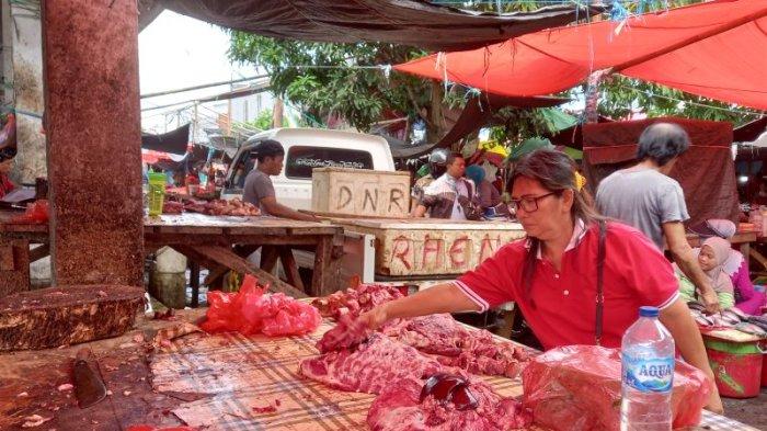 Daging babi yang dijual di Pasar Airmadidi, Minahada Utara, Sulawesi Utara, Selasa (10/12/2024).