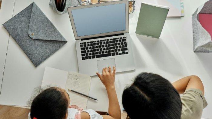 Ilustrasi belajar didampingi orang tua.