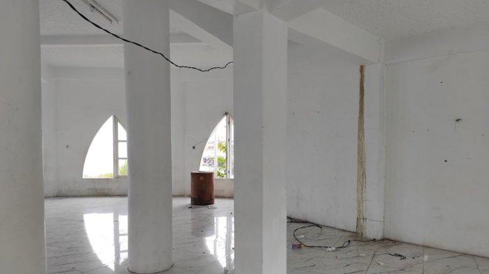 Gedung serbaguna di God Bless Park Manado, Sulawesi Utara, tak terawat dan penuh sampah, Kamis (2/10/2023).