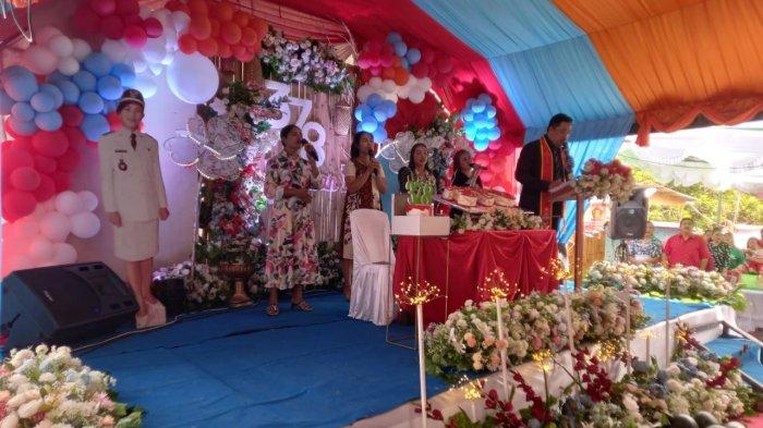 Pendeta Pentakosta, Pdt Maikel Assa, memimpin ibadah perayaan HUT ke-378 Desa Kauditan Satu, Minahasa Utara (Minut), Sulawesi Utara, Kamis (28/9/2023).