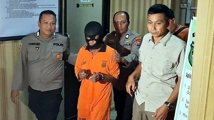 TENTARA GADUNGAN - Tersangka Pujiono saat dibawa dari ruang tahanan ke ruang gelar perkara Satreskrim Polres Magetan, Jawa Timur, Kamis (19/6/2025). Pujiono menipu seorang janda dengan modus mengaku sebagai tentara gadungan.