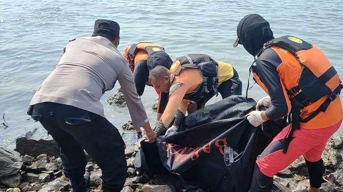 Tim SAR Lampung dan polisi melakukan proses evakuasi jasad tanpa kepala yang ditemukan di tepi pantai di Lampung Selatan, Rabu (6/9/2023) pagi.